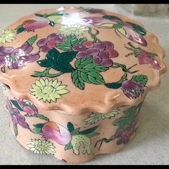 🌺FINAL CLEARANCE SALE🌺 Round Trinket Ceramic Box with Scalloped Top - Picture 2 of 4